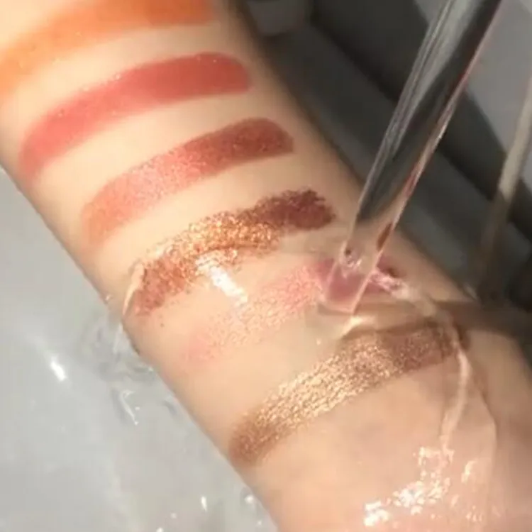 Palette di ombretti ad alta pigmentazione a 18 colori Private Label - ES0612